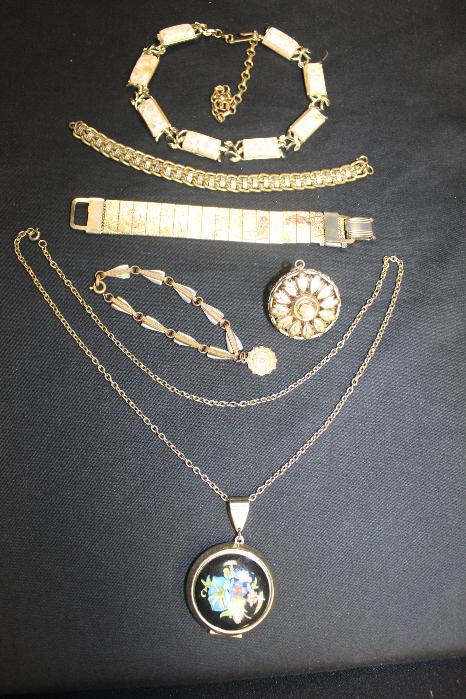 6pc of Goldtone Costume Jewelry - Bracelets, Necklaces and Pendants: 6pc of Goldtone Costume Jewelry, Bracelets, Necklaces and Pendants. This is a beautiful lot of jewelry that will be perfect for any special occasion. They're all various sizes and colors they are all 