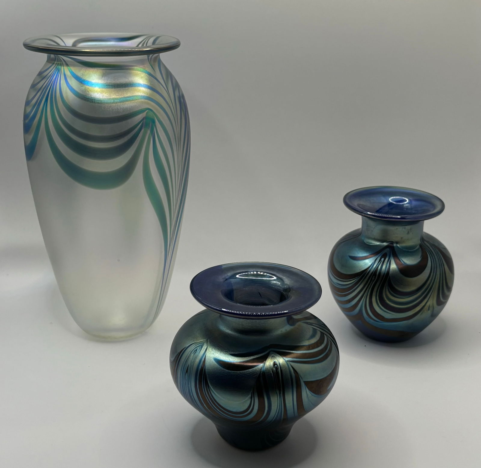 Robert Eickholt Signed Iridescent Pulled Feather Colorful Art Glass w 2 Small Blue Iridescent Vases (1 of 16)
