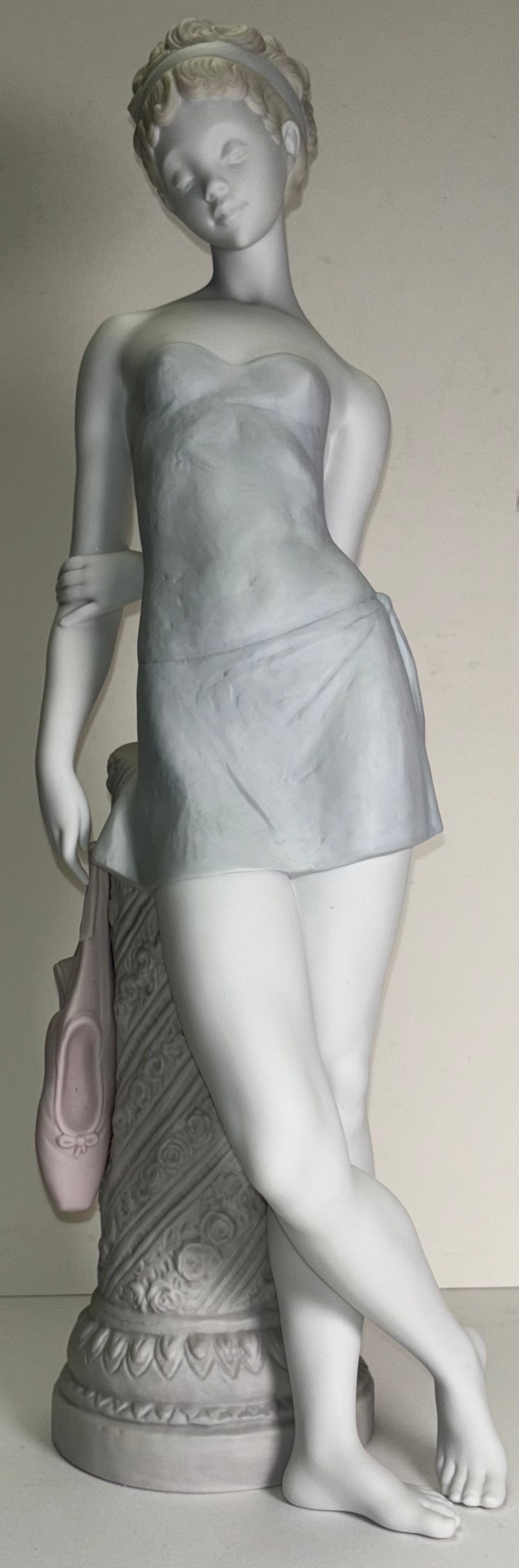 LLADRÓ Suenos of Bailarina "Dreams Of a Ballerina" Porcelain Figurine: LLADRÓ Porcelain Figurine.#497/100 hand sign The figurine name is Suenos of Ballerina which translates to "Dreams Of a Ballerina". This is a beautiful statue, it is in great condition, it does come w