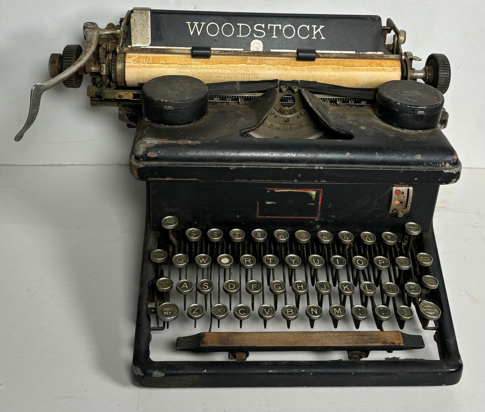 Vintage 1940s Woodstock Typewriter Made in U.S.A.: Vintage 1940s Woodstock Typewriter Made in U.S.A. This typewriter is old, it is in good condition for its age. We have not tested it, it is still has its original paper attached. The typewriter does h