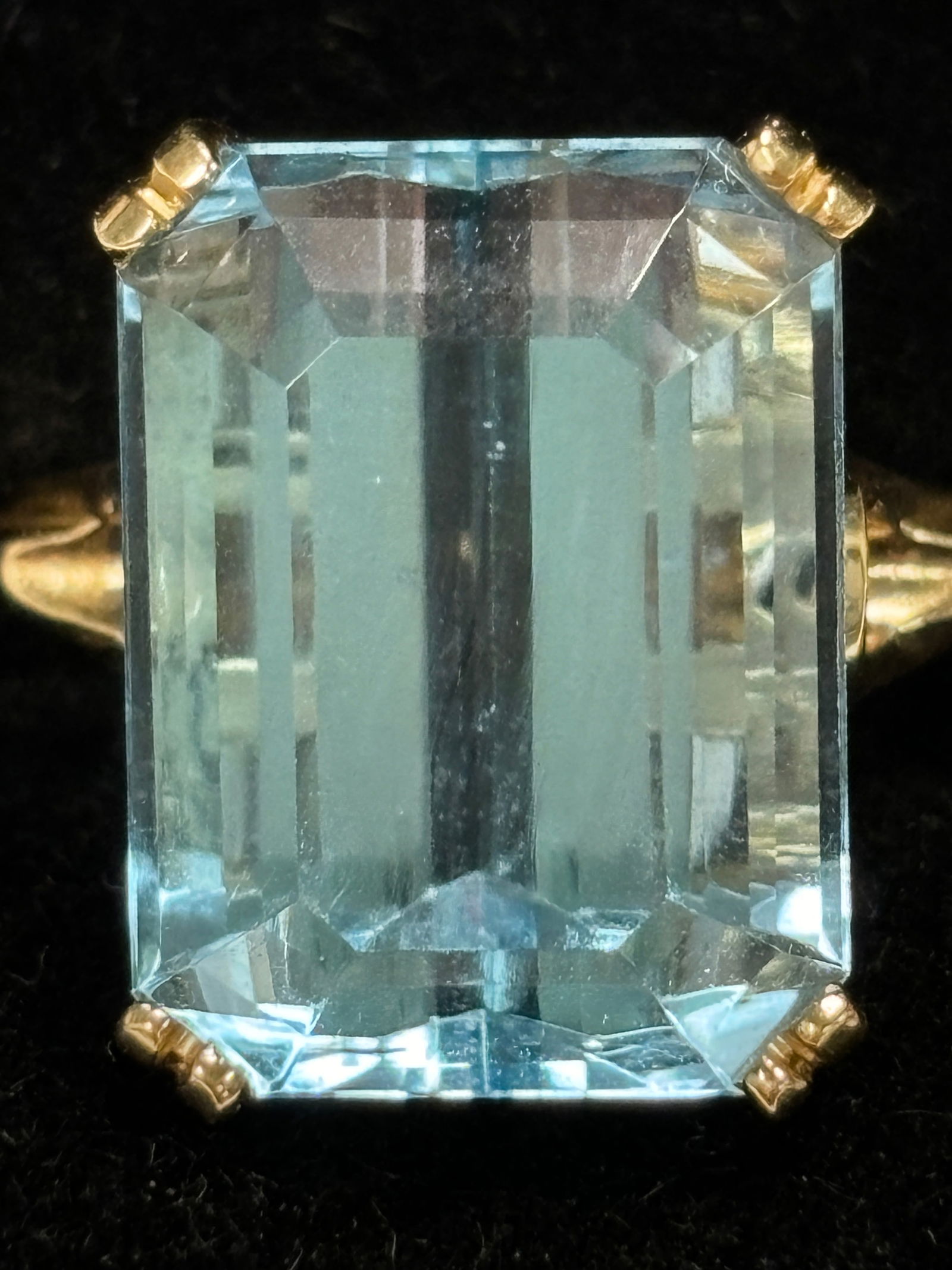 14KT Gold emerald cut Aquamarine ring 8.48 carat (1 of 6)