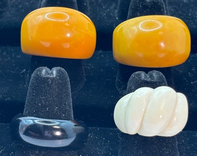 (4) Bakelite Rings - Marbled Auburn, Solid Black & Solid White: These are 4 Bakelite Rings, the colors include Auburn, Black & White. These are beautiful set of rings, they are all in good condition for their ages. The two marbled auburn rings are both a size 8 ,