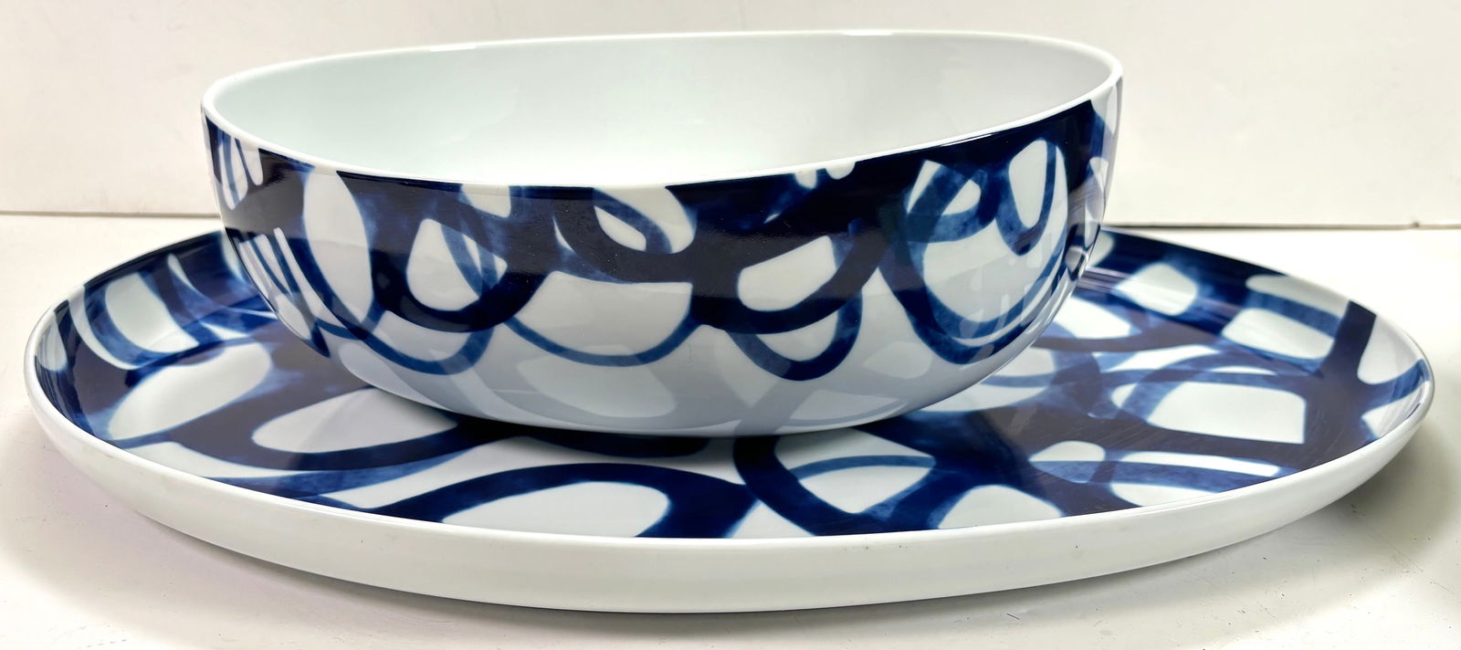 Paola Navone Large Oval Swirl Pattern Serving Bowl & Serving Platter: Paola Navone Large Oval Swirl Pattern Serving Bowl & Serving Platter. This is a beautiful set, both seriving dishes have a swirl pattern like no other. The brillliant navy blue against the white gives