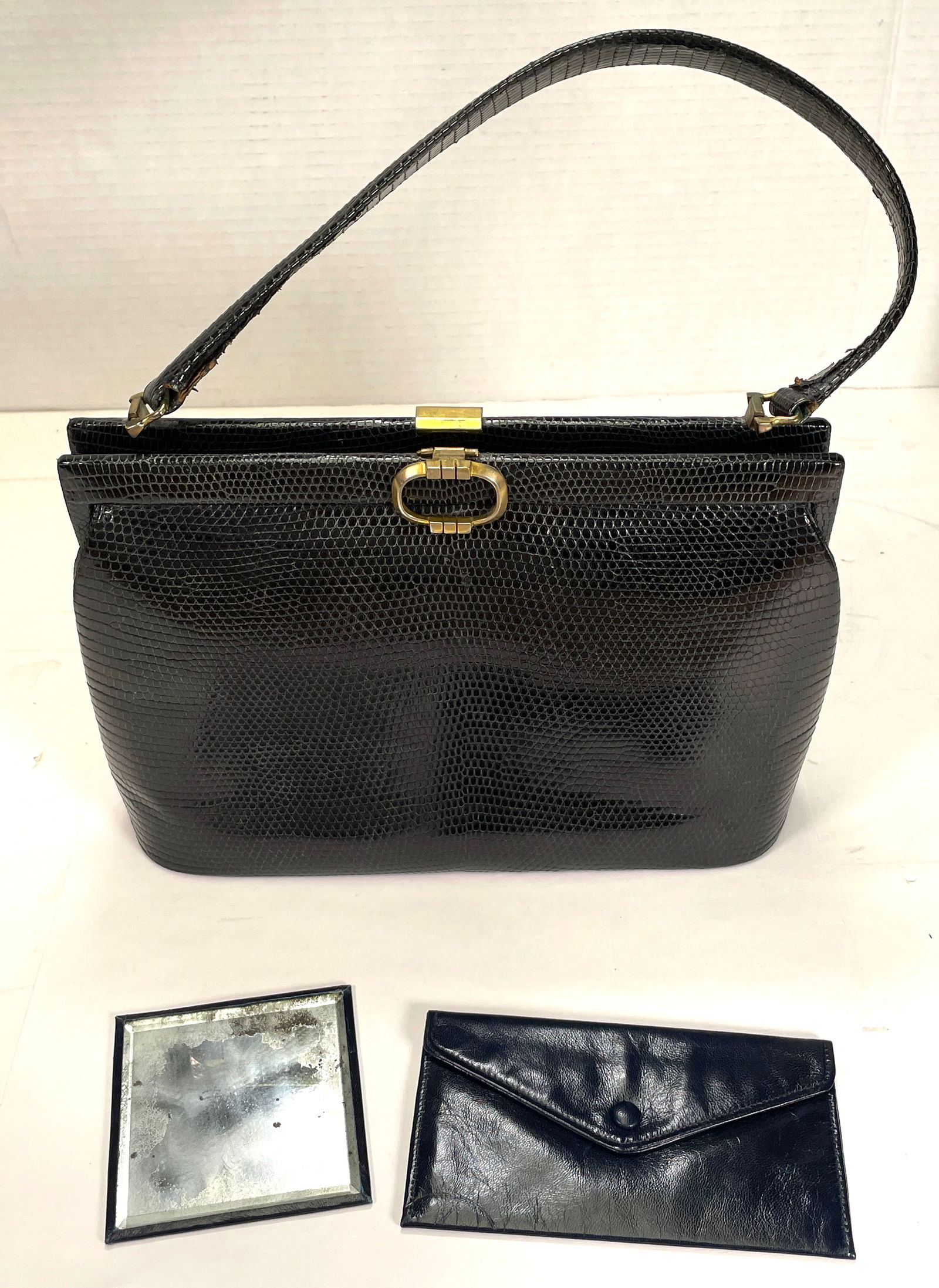 Authentic Vintage 1960s Gucci Black Crocodile Handbag: Authentic Vintage 1960s Gucci Black Crocodile Handbag. This is a nice old handbag, it is in good conditon, minor to no signs of wear from over the years. The handbag is elegant enough to be dressed up