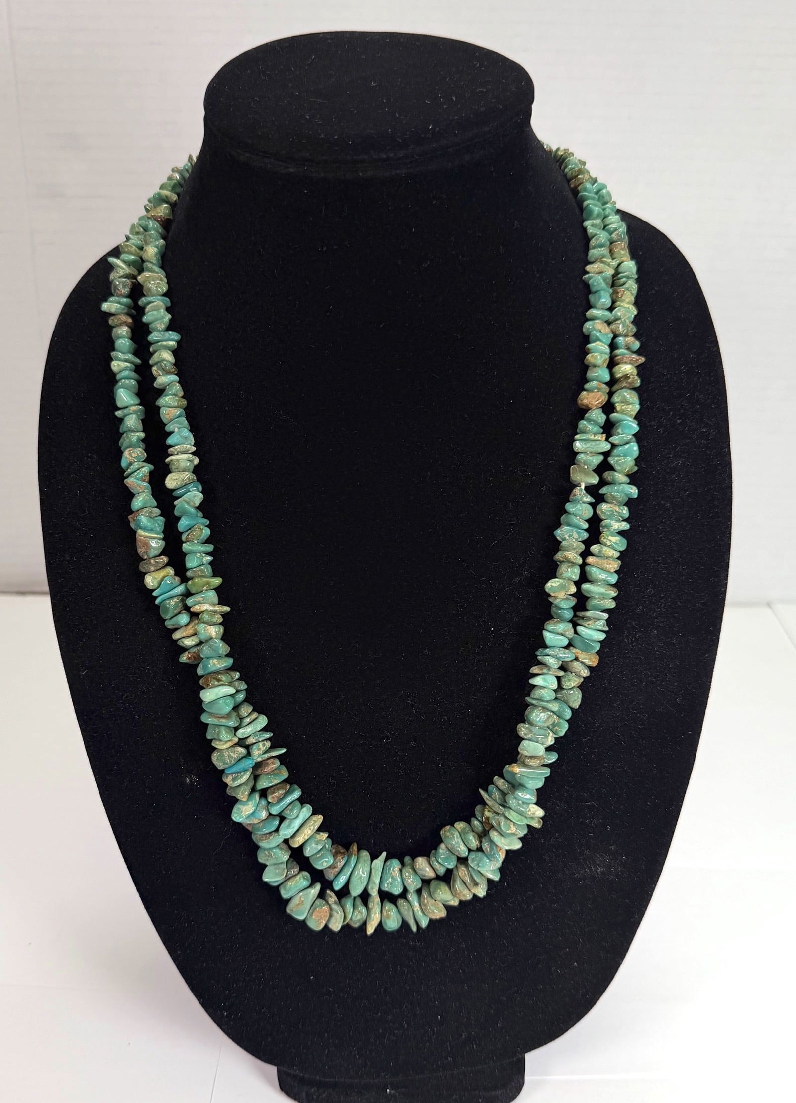 Vintage Navajo 925 Sterling Silver Turquoise Stone Necklace: A beautiful Vintage Navajo 925 Sterling Silver Turquoise Stone Necklace. it is in great condition, a beautiful piece to have in any jewelry collection. Adorn yourself with this beauty. Each stone was