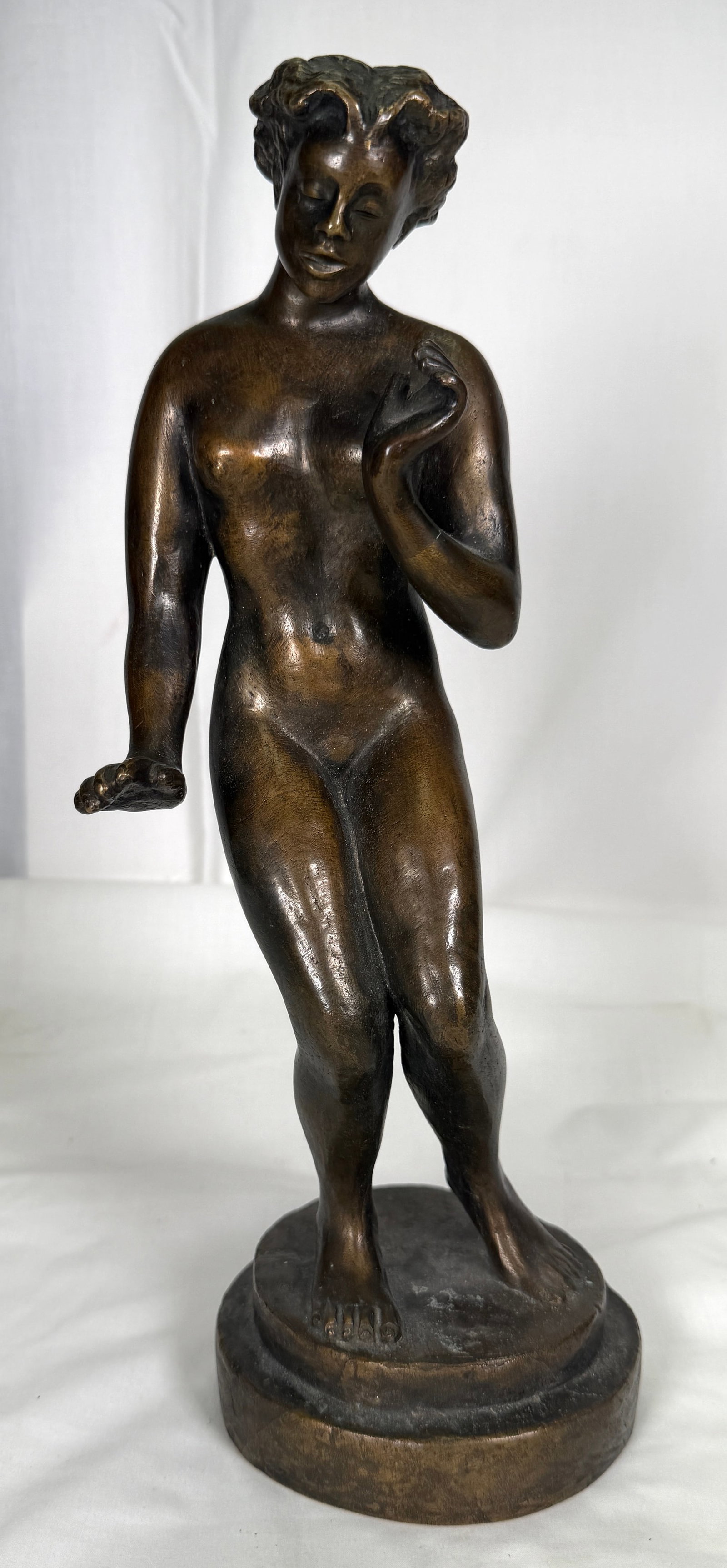 Antique Statue of Naked Lady Bronze: A beautiful bronze statue, it captures the grace and form of a clicnging nude figure. The artist has masterfully rrended the delicate curves and contours of the body, giving it a lifelike presence.
