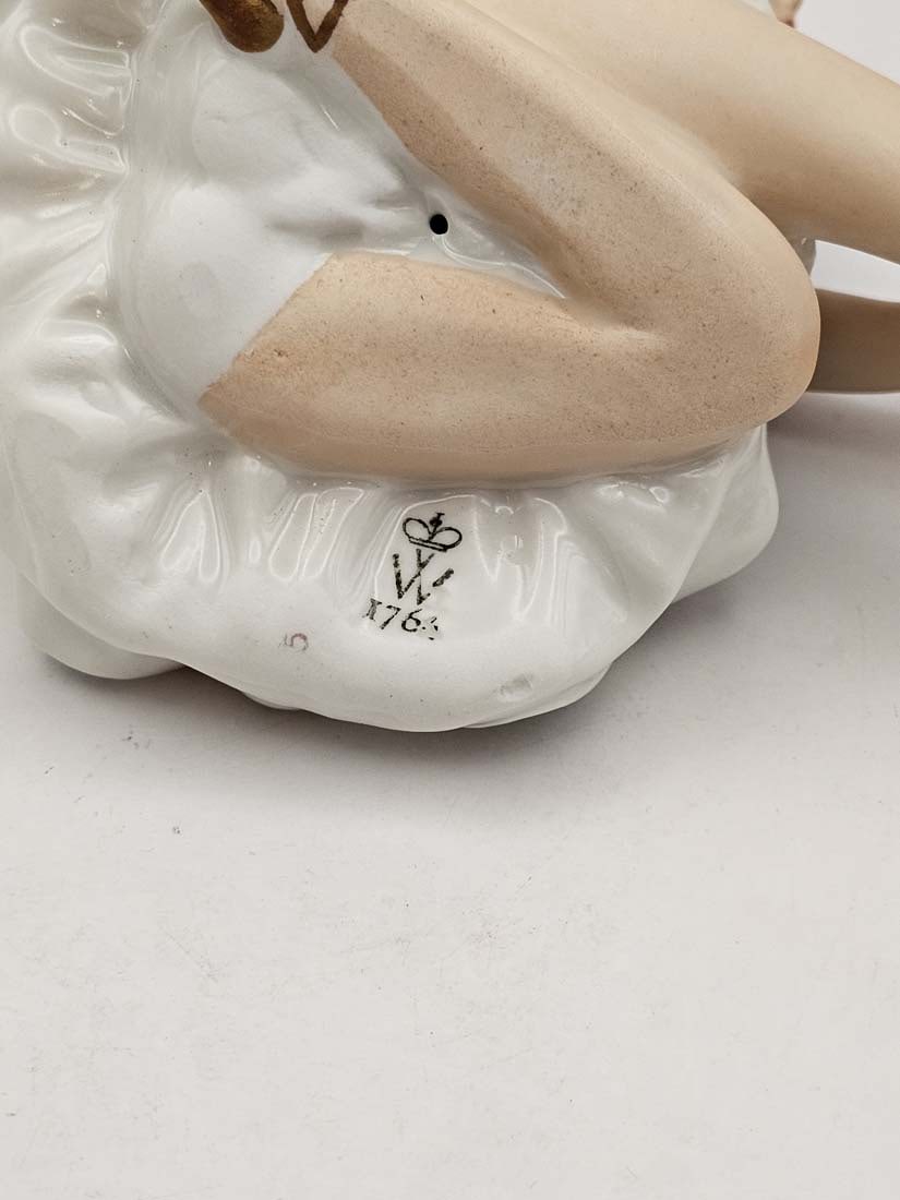 Seated Ballerina, A Vintage German Wallendorf Hand painted Cobalt Porcelain figurine - 2