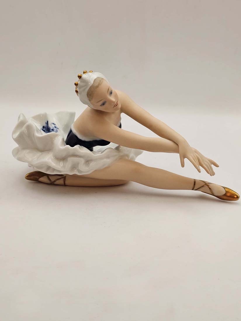Seated Ballerina, A Vintage German Wallendorf Hand painted Cobalt Porcelain figurine - 3