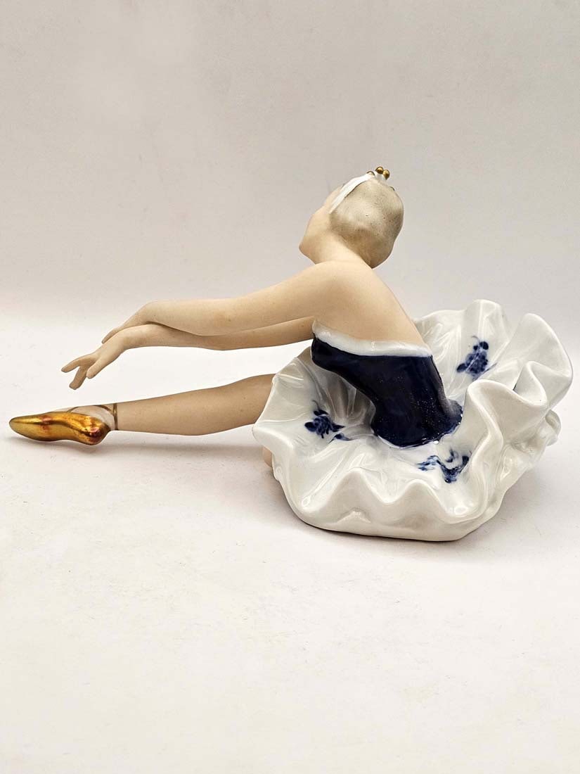 Seated Ballerina, A Vintage German Wallendorf Hand painted Cobalt Porcelain figurine - 5