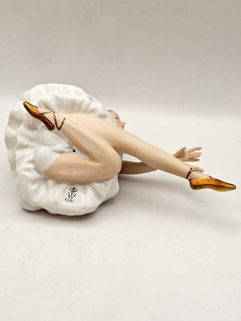 Seated Ballerina, A Vintage German Wallendorf Hand painted Cobalt Porcelain figurine - 6