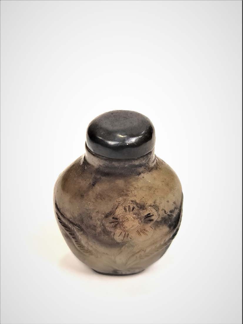 Chinese Oval Snuff Bottle: Chinese Oval Snuff Bottle. H 2 1/16 x W 1.5