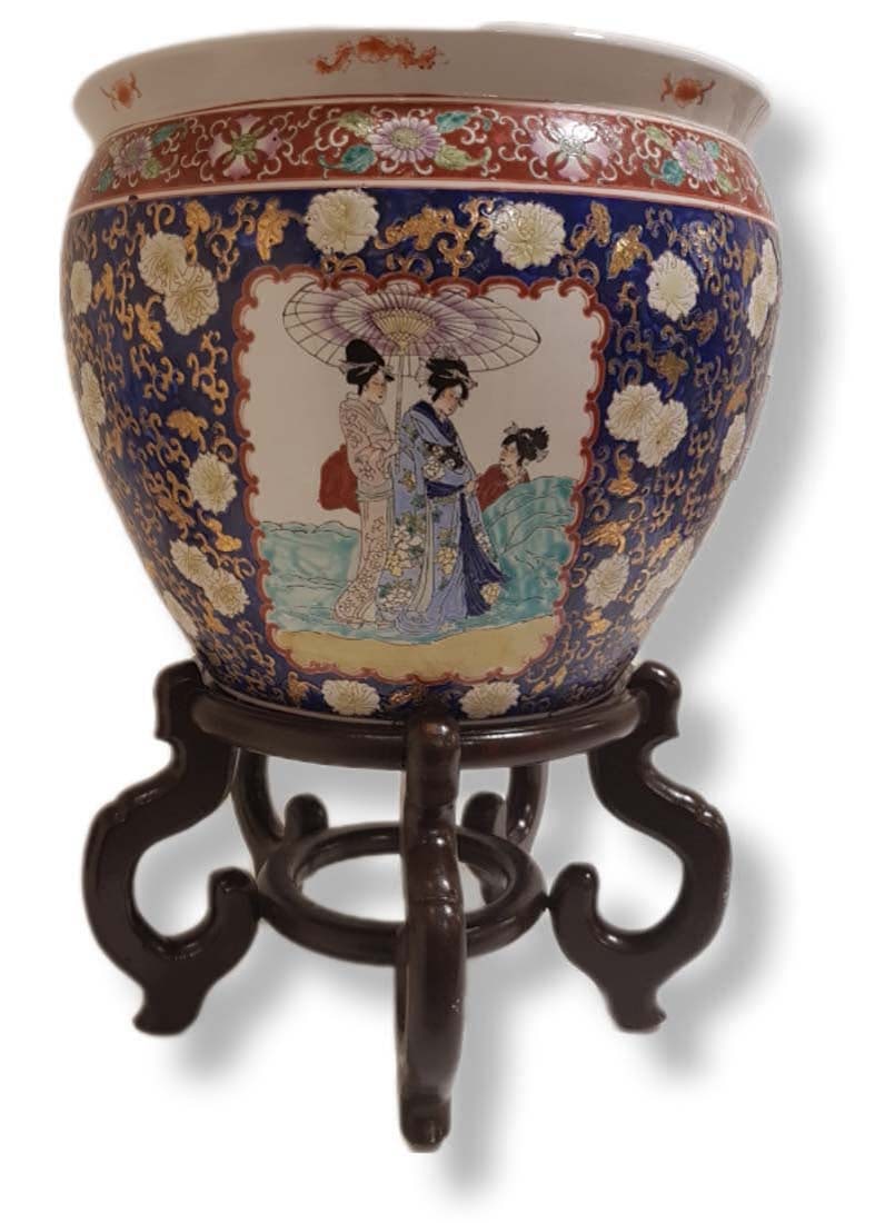 Large Chinese Porcelain Vase: Large Chinese Porcelain Vase. H 14" x W 16 5/8"