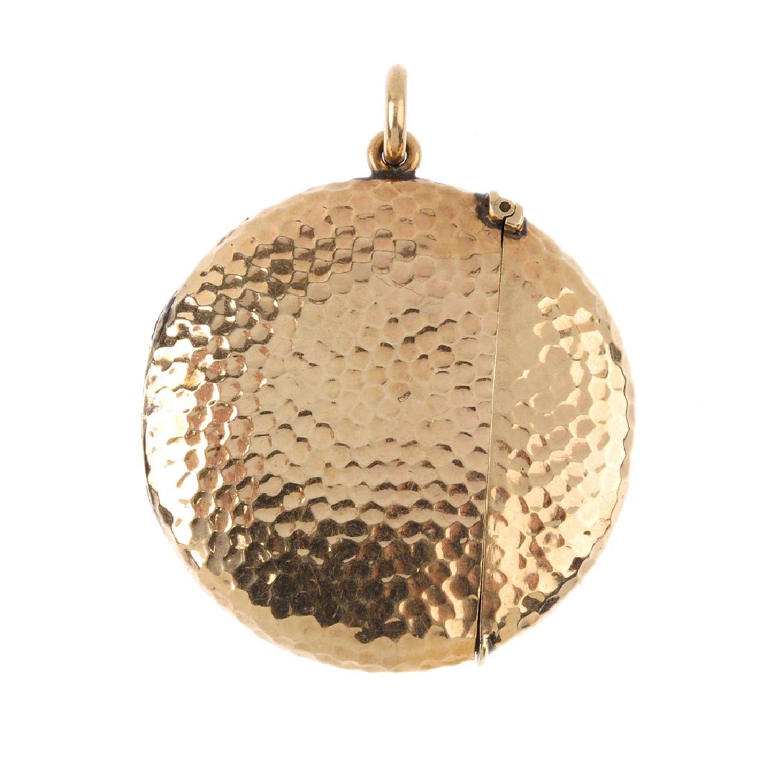 An Edwardian 9ct gold vesta case. Of circular outline, (1 of 3)