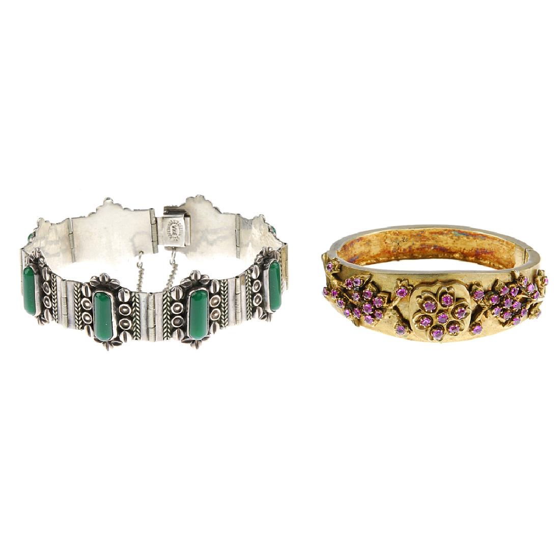 A selection of silver and white metal jewellery. To (1 of 2)