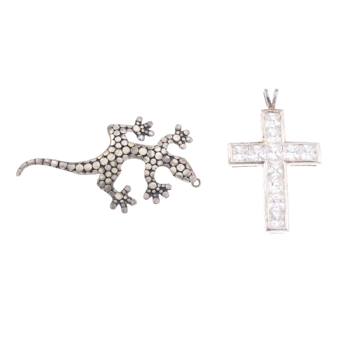 A selection of silver and white metal jewellery. To (1 of 3)