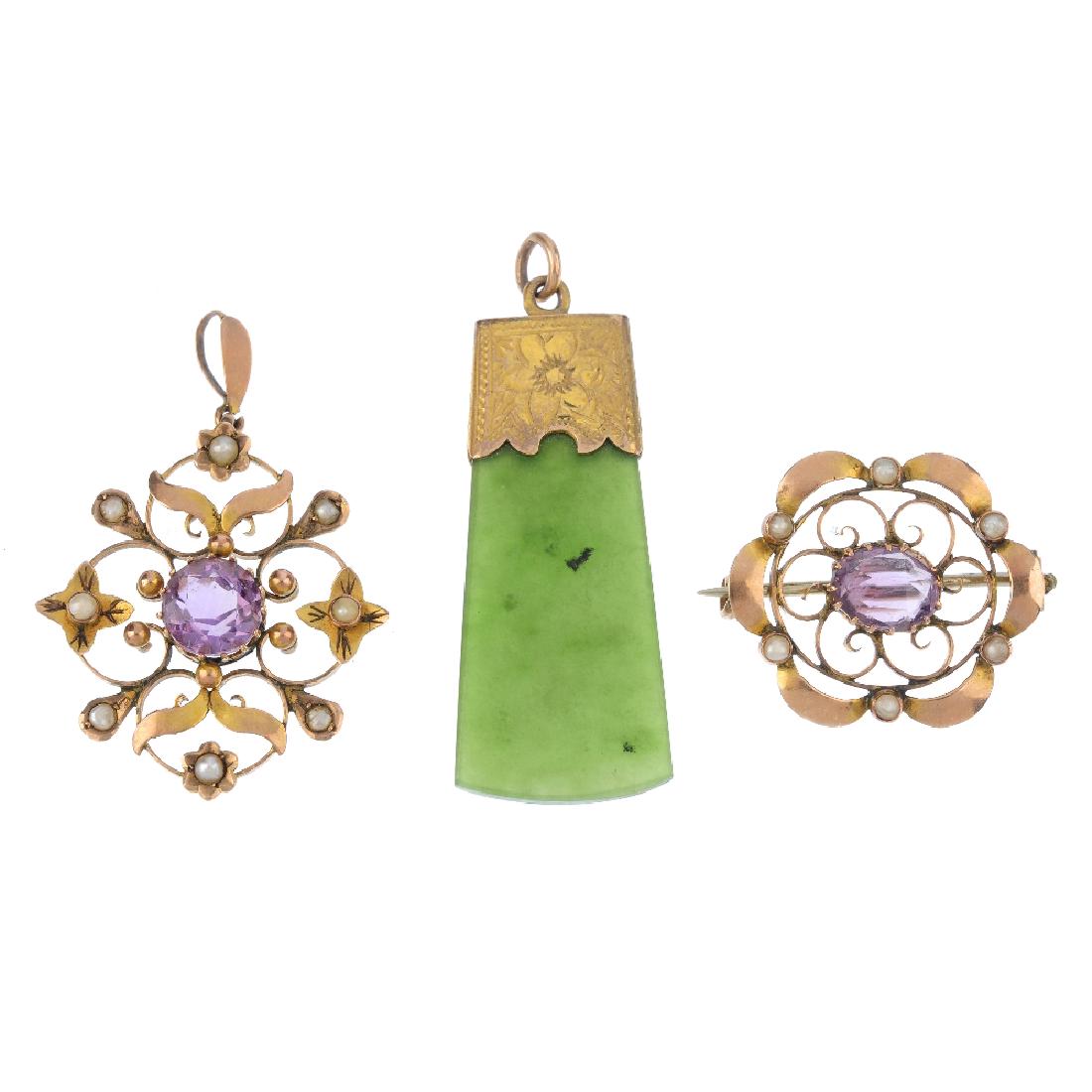 A selection of jewellery. To include an early 20th (1 of 2)