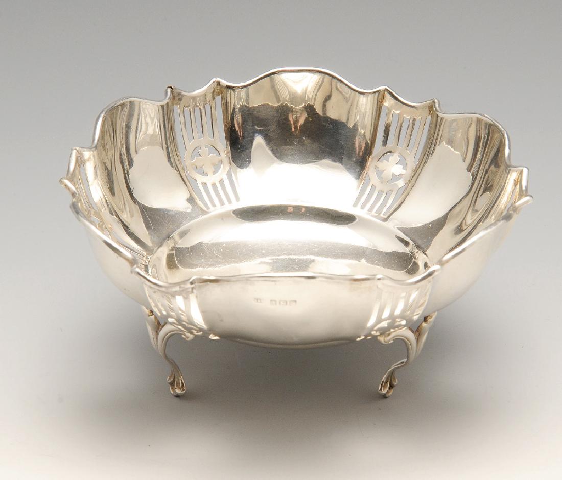 A George V silver dish, the circular scalloped form (1 of 9)