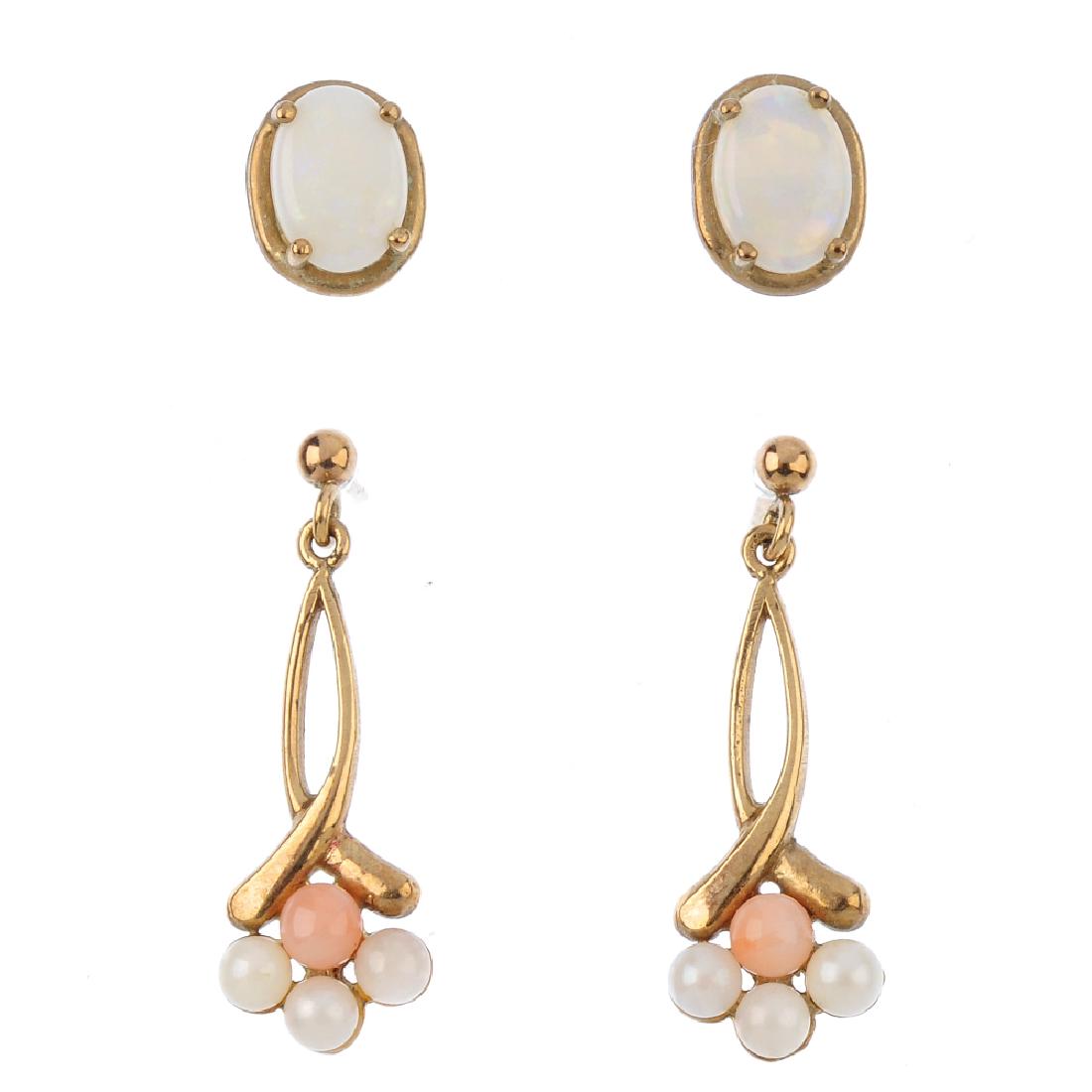 A selection of jewellery. To include a 9ct gold (1 of 3)