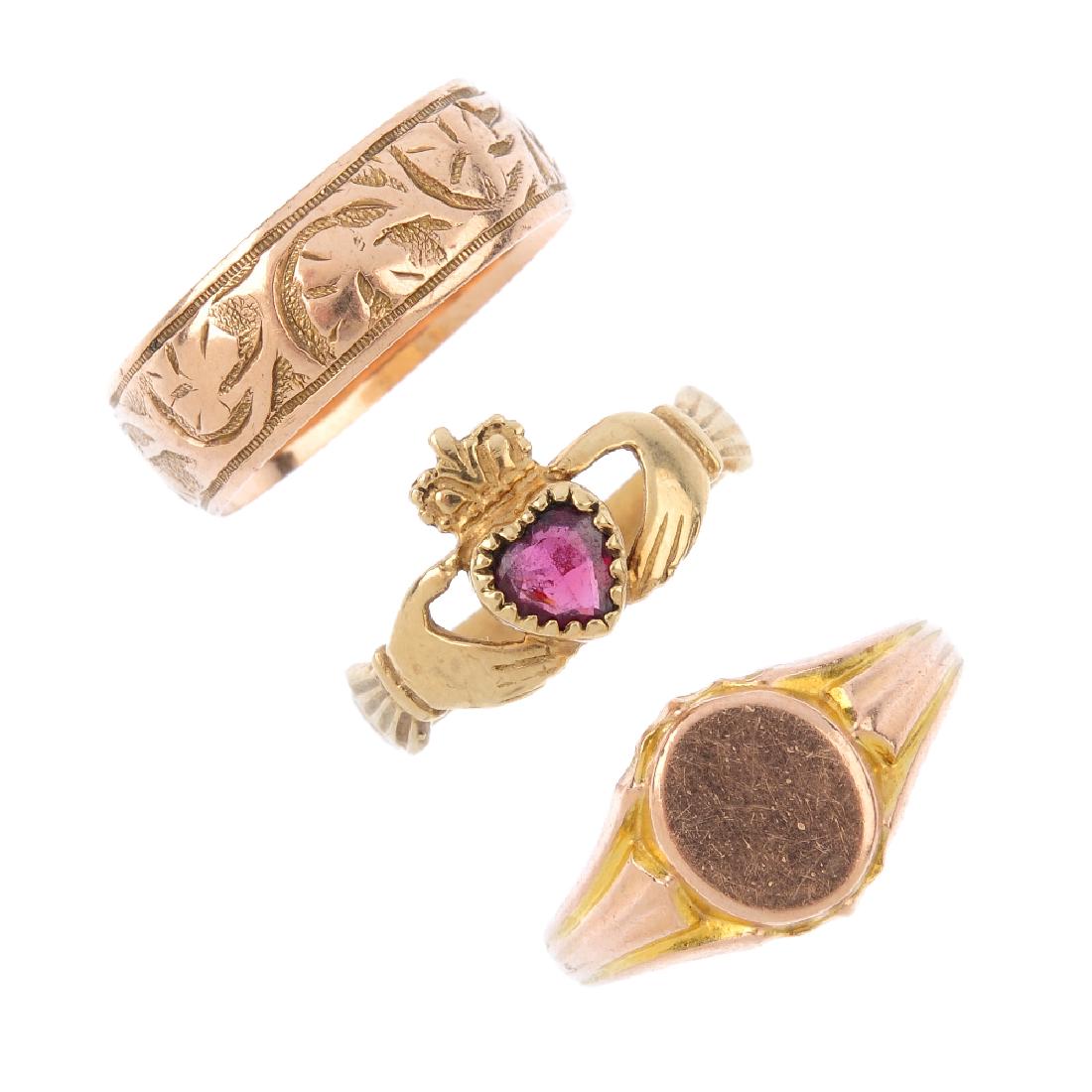 Three 9ct gold rings. To include an early 20th century (1 of 3)