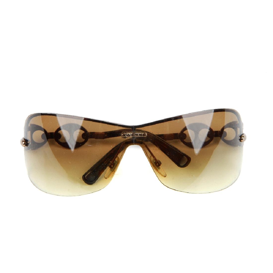 GUCCI - a pair of Marina Chain Shield sunglasses. (1 of 3)