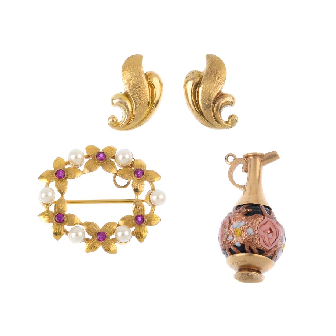 A selection of 9ct gold jewellery. To include a brooch, (1 of 2)