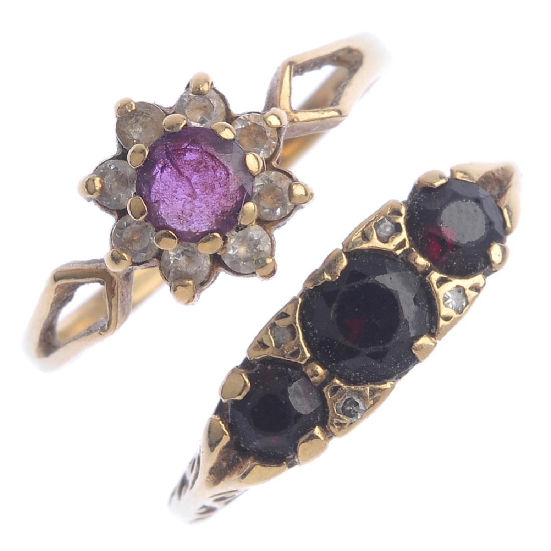 (51077) A selection of 9ct gold jewellery. To include a (1 of 1)