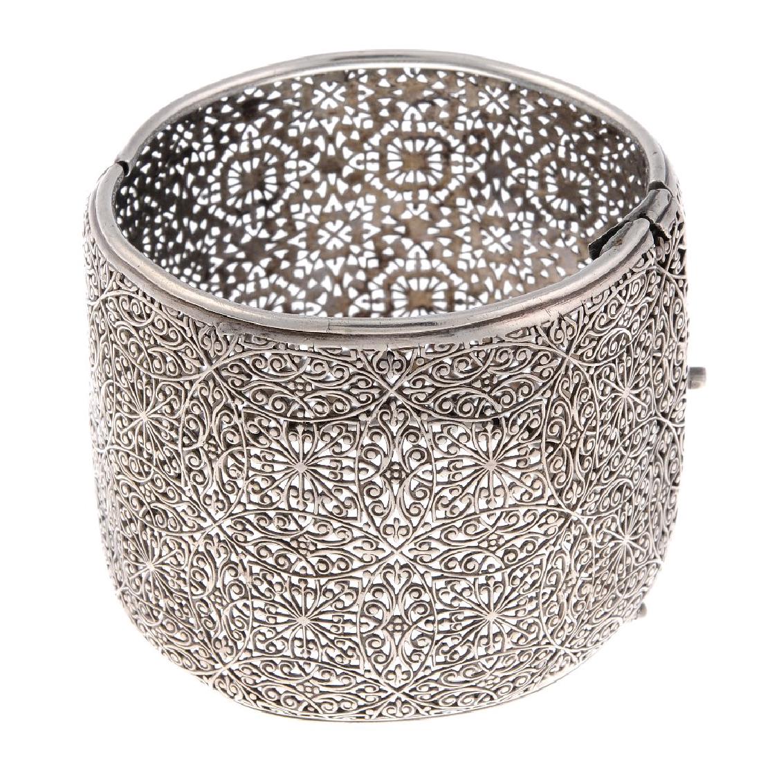 A selection of silver and white metal jewellery. To (1 of 6)