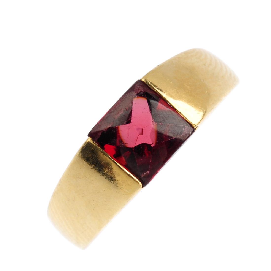An 18ct gold garnet ring. The square-shape garnet (1 of 3)