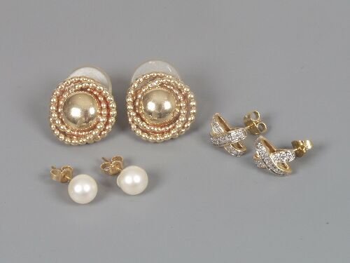 A pair of 10k earstuds in the form of a