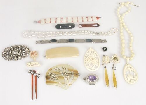 A quantity of assorted costume jeweller