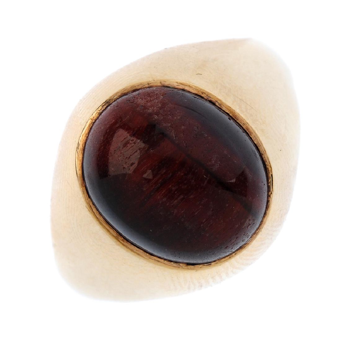 Two 9ct gold dyed tigers-eye jewellery items. To (1 of 3)