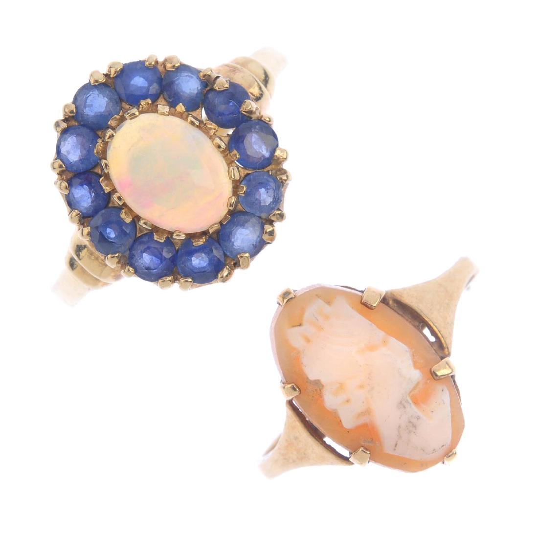 A selection of jewellery. To include a 9ct gold oval (1 of 3)