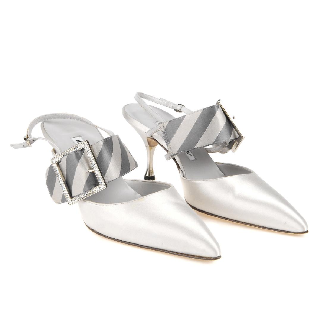MANOLO BLAHNIK - a pair of slingback kitten heels. (1 of 5)