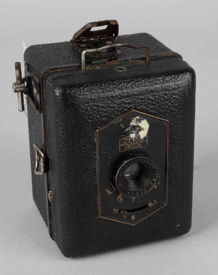 A Zeiss Ikon Baby Box Tengor vintage camera, 3.25 (8cm): A Zeiss Ikon Baby Box Tengor vintage camera, 3.25 (8cm) high.