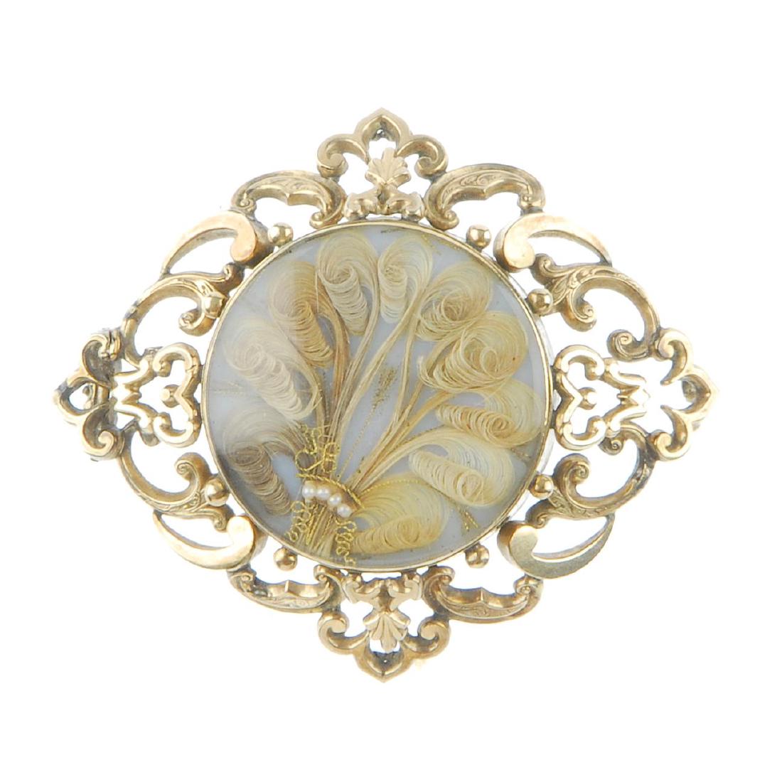 A late Victorian 9ct gold memorial brooch. The glazed (1 of 2)