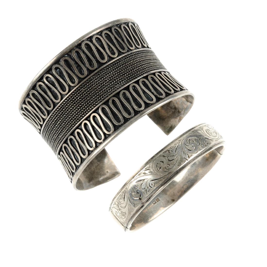 A selection of silver and white metal bangles. To (1 of 2)