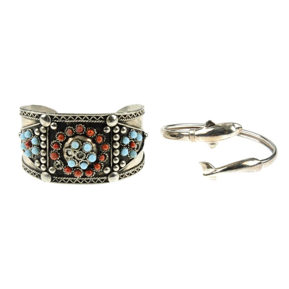 A selection of silver and white metal bangles. To (1 of 2)