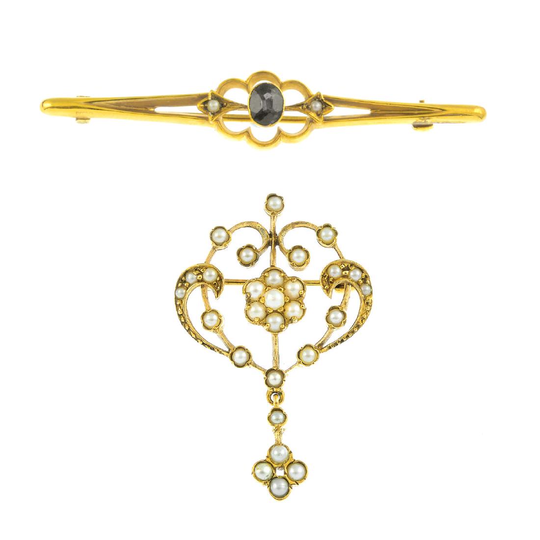 Two 9ct gold gem-set brooches. The first, a bar brooch (1 of 2)