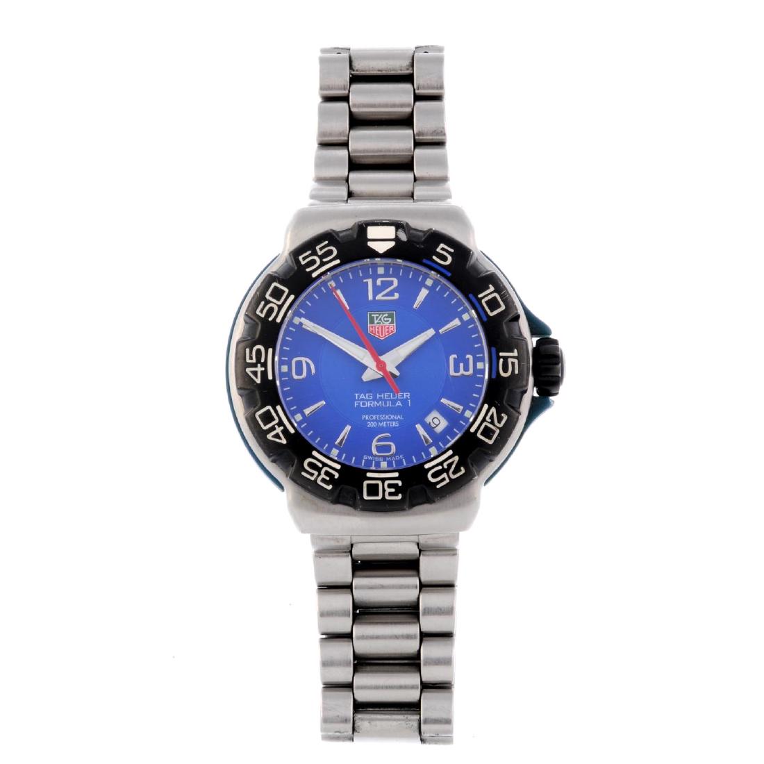 TAG HEUER - a gentleman's Formula 1 bracelet watch. (1 of 4)