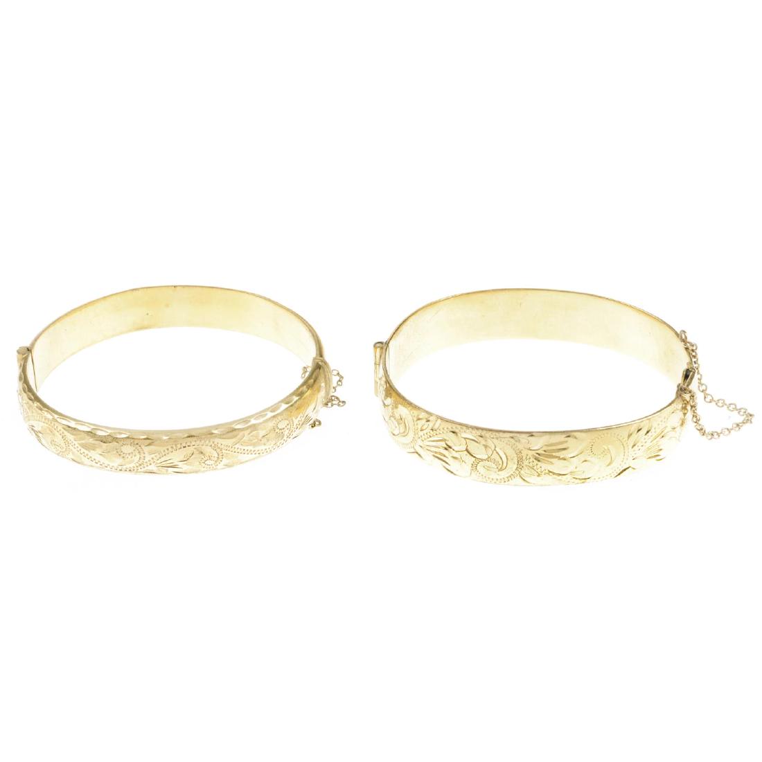 A selection of costume jewellery. To include a necklace (1 of 2)