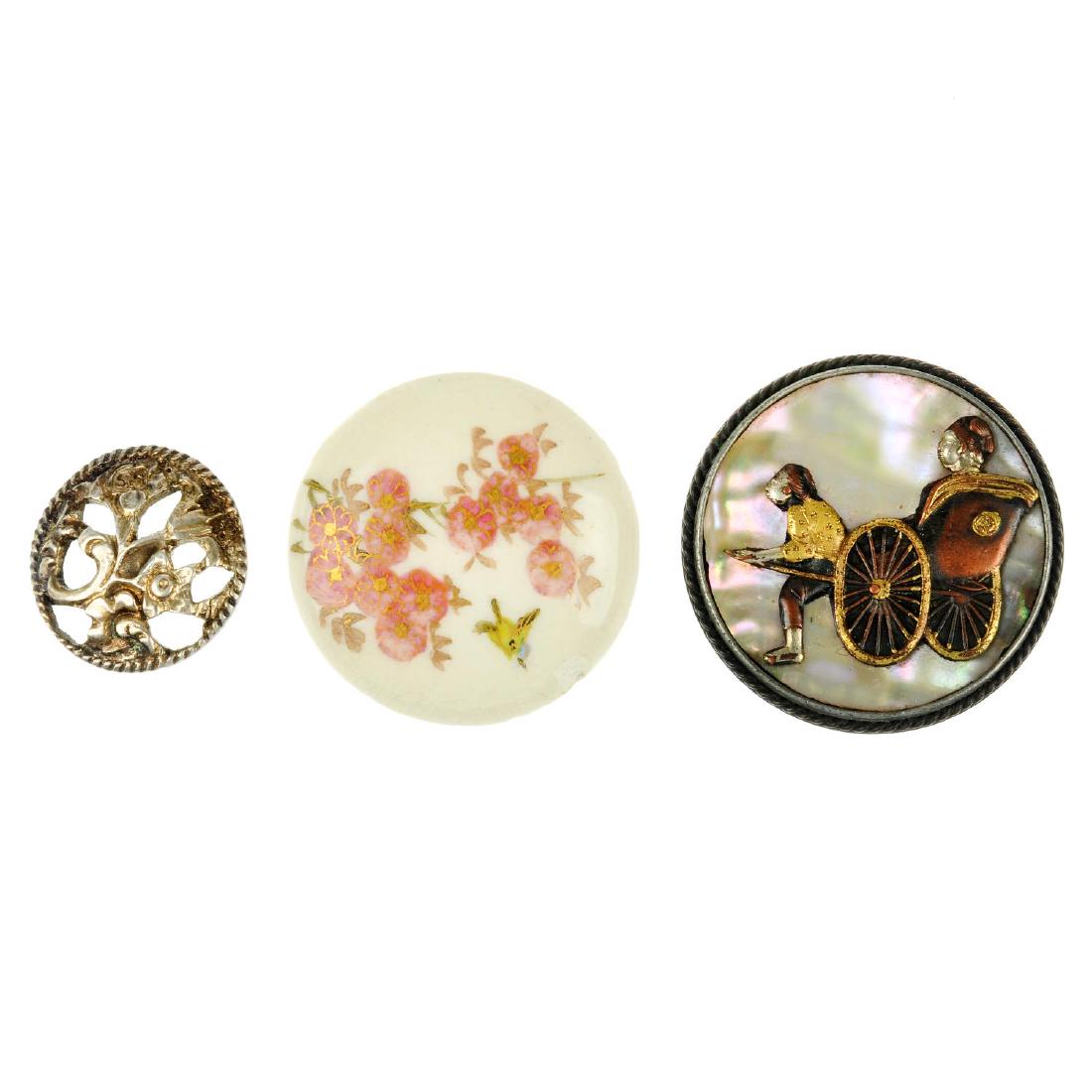 A selection of mainly early 20th century buttons. To (1 of 2)