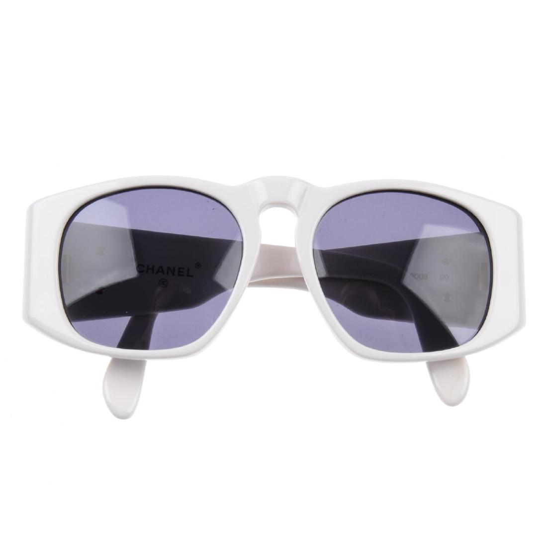 CHANEL - a pair of sunglasses. Designed with white (1 of 4)