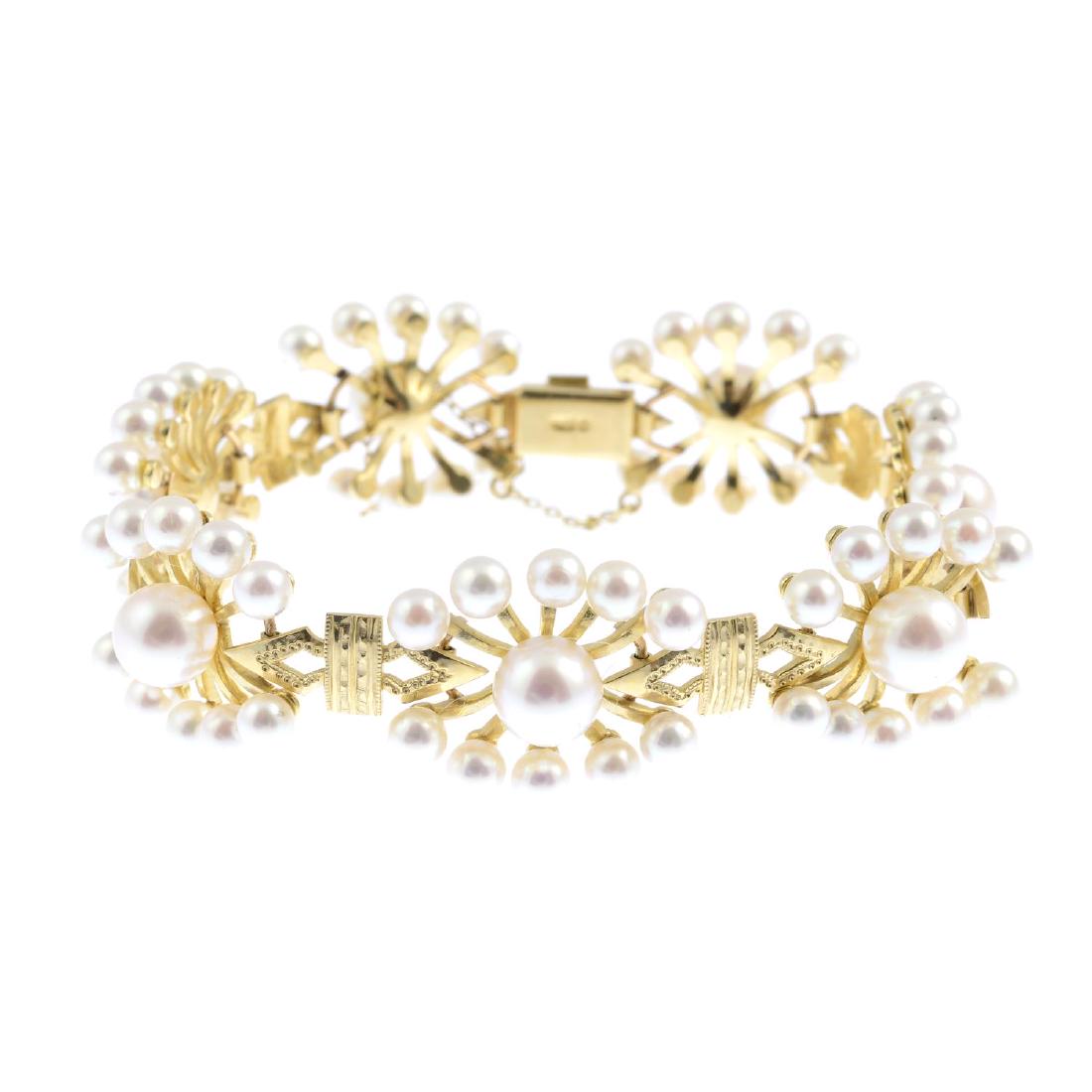 MIKIMOTO - a cultured pearl bracelet. Designed as a (1 of 2)