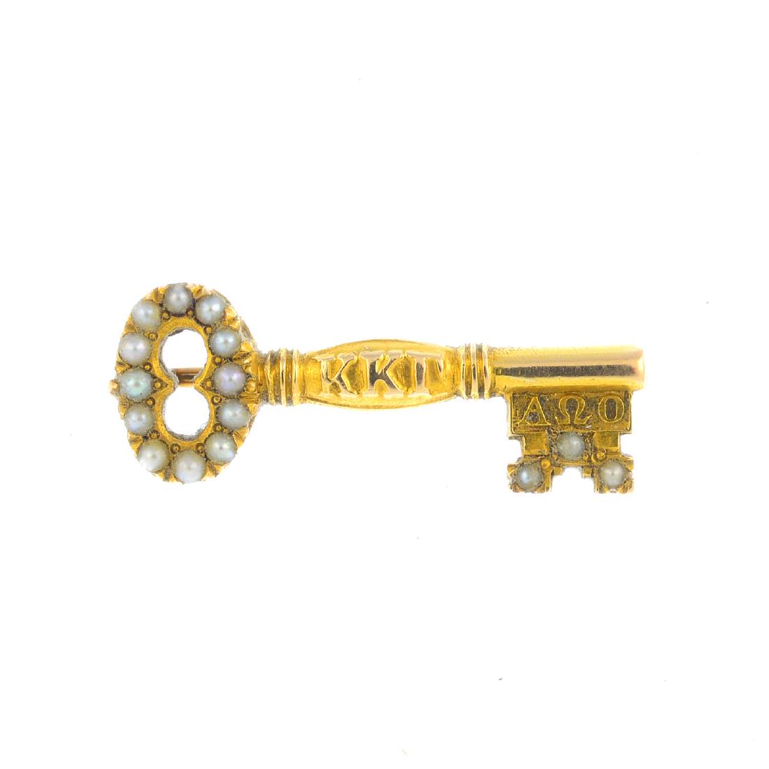 A selection of jewellery. To include an early 20th (1 of 5)