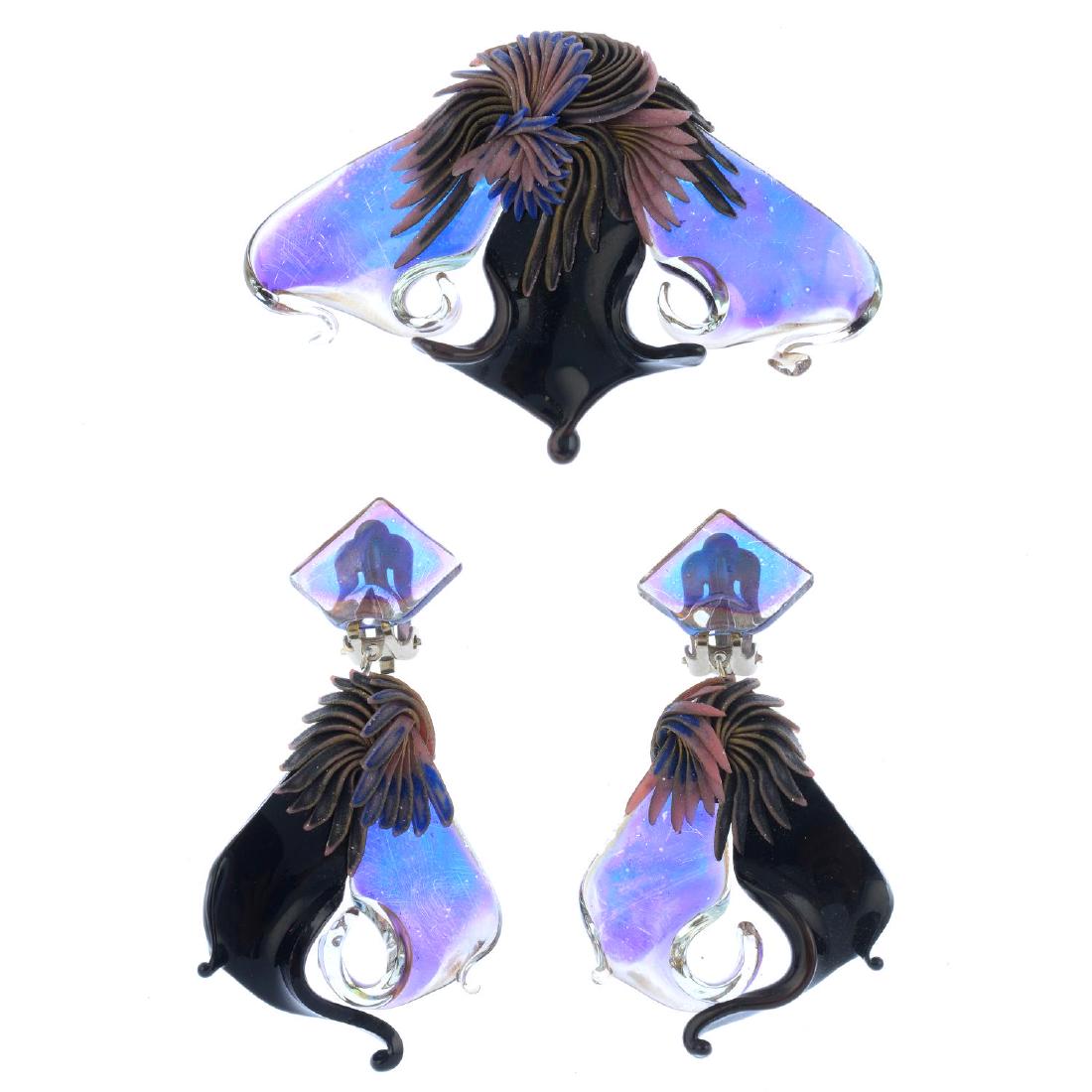 A selection of jewellery. To include a pair of glass (1 of 3)