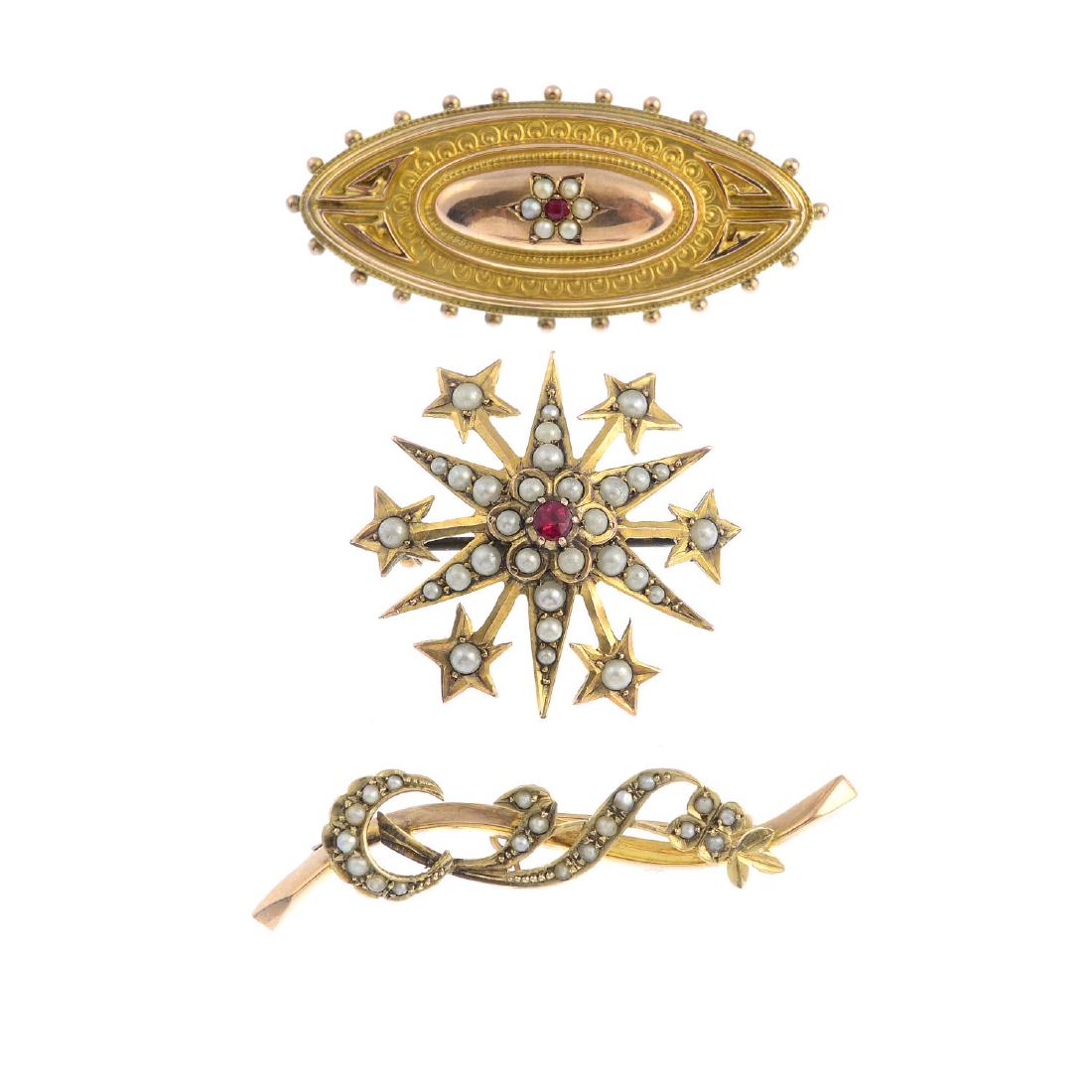 Three late Victorian and early 20th century 9ct gold (1 of 2)