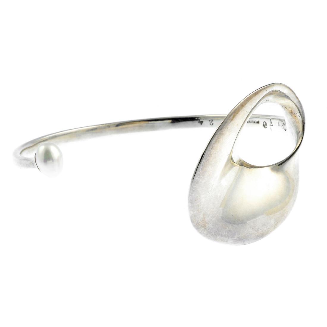 GEORG JENSEN - a silver cultured pearl bangle. The open (1 of 3)