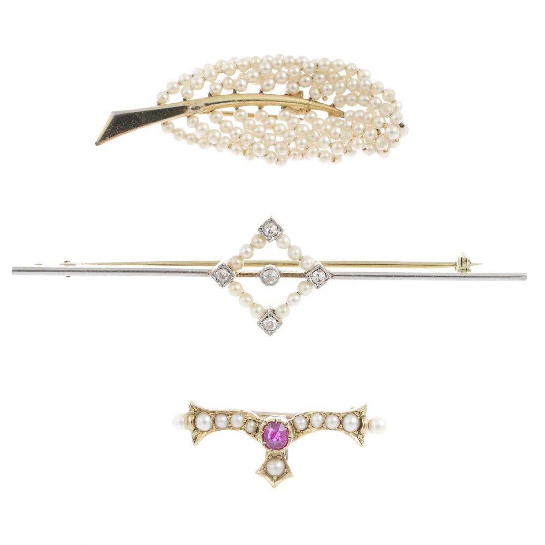 A selection of jewellery. To include an early 20th (1 of 2)