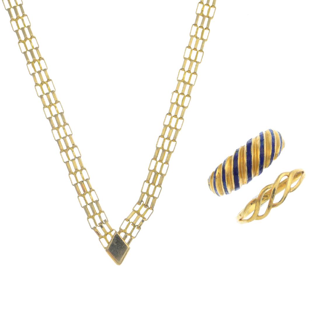 Four items of jewellery. To include a 9ct gold chevron (1 of 2)