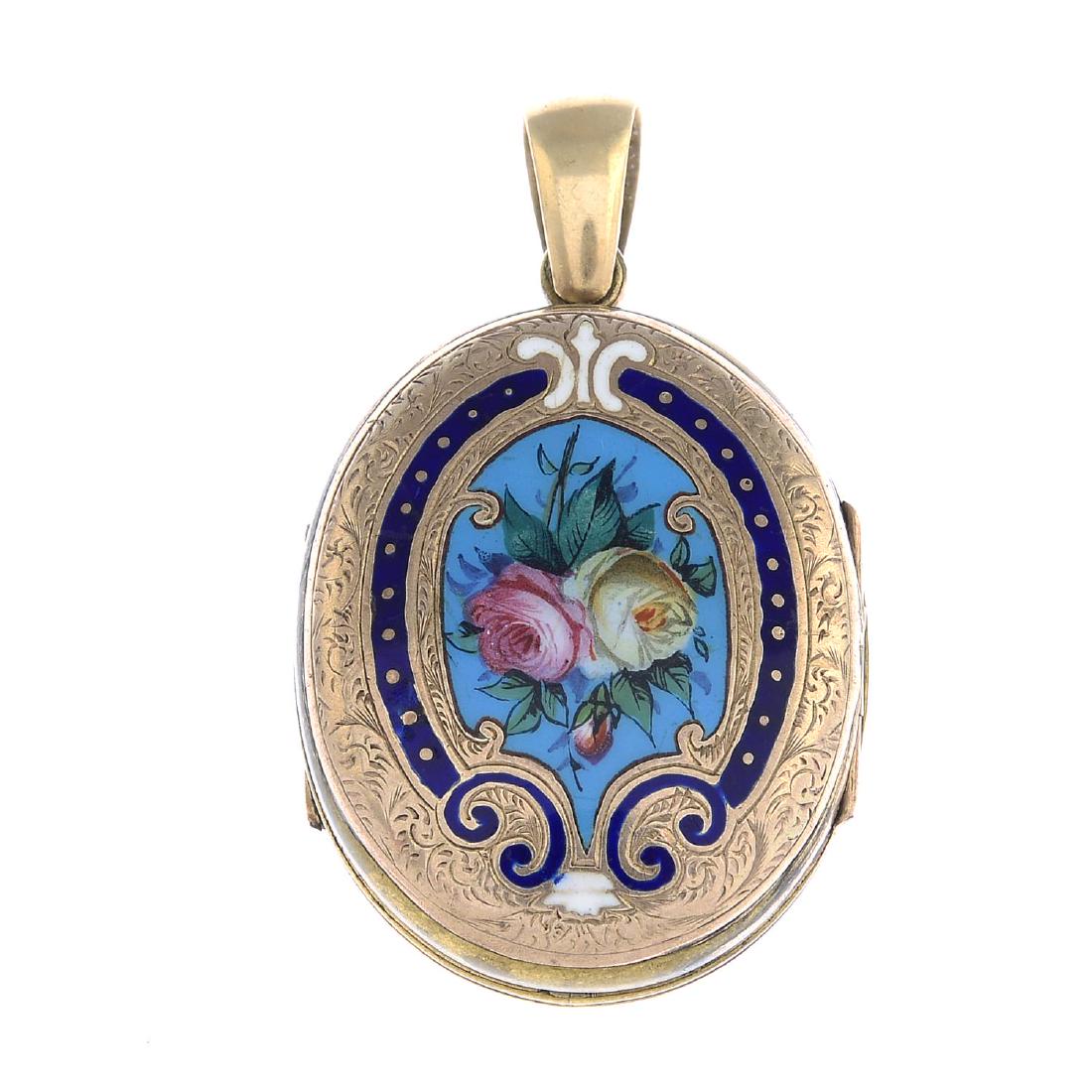 An early 20th century back and front locket. Of oval (1 of 4)